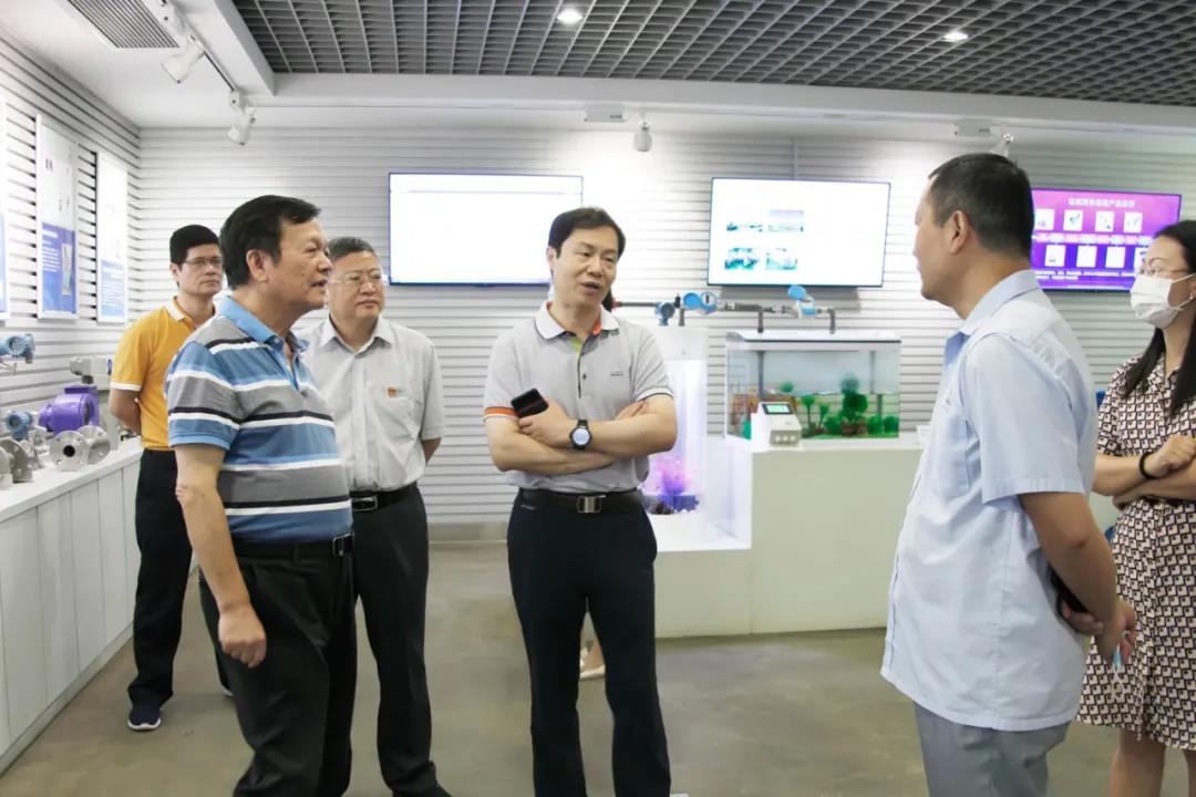 公司董事长黄训松与传感器研究所主任周永宏陪同领导参观公司展厅