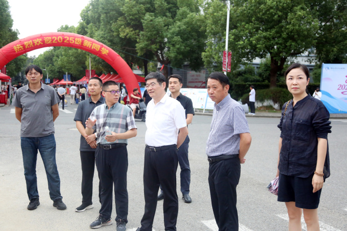 校长倪永宏带队检查指导迎新准备工作